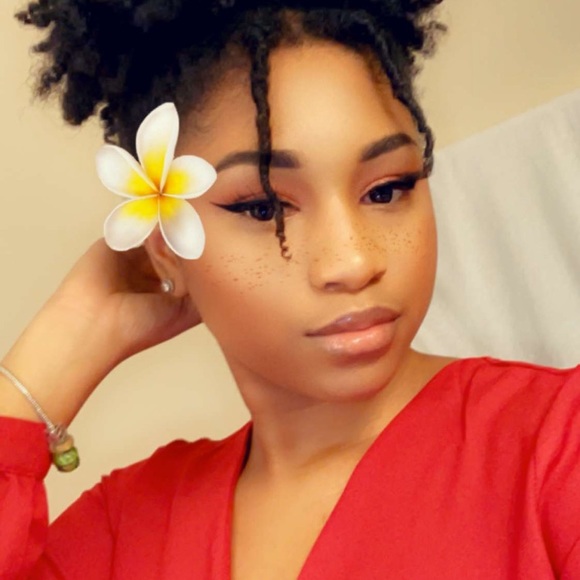 CLOSET CLOSED UNTIL MAY 2025 Meet your Posher, Alesha - Picture 5 of 5